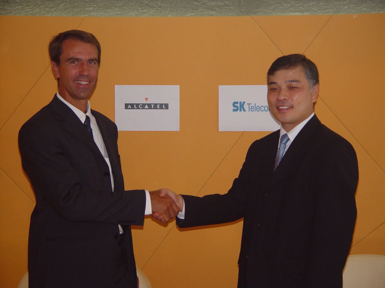 Jin Seok Cha, vice-president of SK Telecom`s m-Finance Division, and Herve Derrey, vice-president of Alcatel`s Mobile Solution Group, are shown signing an MOU for the joint development of a Mobile Payment Service.